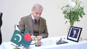 হাইকমিশনে গিয়ে খালেদা জিয়ার প্রতি পাকিস্তানের প্রধানমন্ত্রীর শ্রদ্ধা